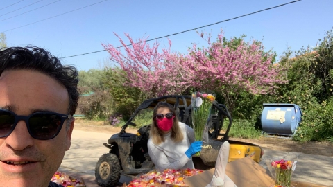 פסח 2020 חלוקת פרחים בקורונה 5.jpg